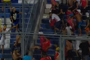 Violencia: en el amistoso entre Boca e Independiente, se pelearon los fanticos de ambos equipos y el partido estuvo demorado