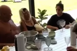 Alfa volvi a tocar a Camila y gener un fuerte repudio en las redes