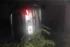 Pomn: Un siniestro vial termin con un auto volcado