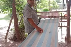Un artesano de Beln teji un poncho para la Seleccin argentina y quiere que Messi lo use