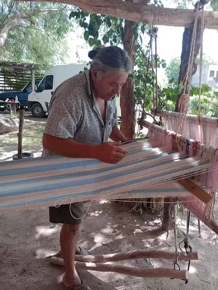 Antonio Chono Gutirrez teji un poncho para la Seleccin argentina
