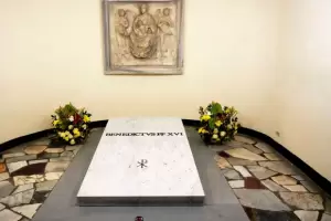 El Vaticano ya permite visitar la tumba de Benedicto XVI