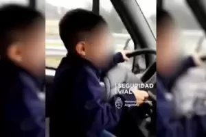 "Llevalo derechito": la imprudencia de un padre que film a su hijo de 7 aos manejando