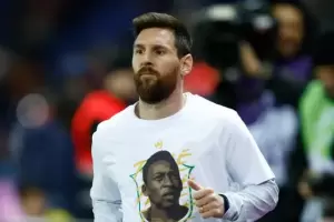 Messi, sin reconocimiento por el Mundial, acompa a Neymar en su homenaje a Pel en el encuentro PSG- Angers