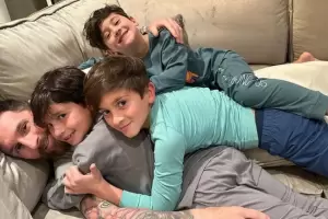 La tierna foto que comparti Antonela Roccuzzo de Messi y sus tres hijos: "Mi montaa de amor"