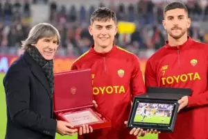 Paulo Dybala fue homenajeado por la Roma y marc un gol ante el Genoa