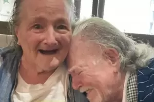 Ella perdi la memoria hace 15 aos, pero l la visita todos los das y la conquista