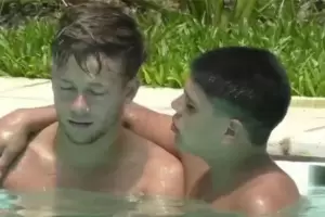 Thiago Medina salt encima de Nacho en la cama y protagonizaron una escena polmica: Sac la mano de ah