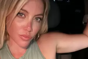 Wanda Nara tuvo un accidente hot con una remera escotada durante un vivo