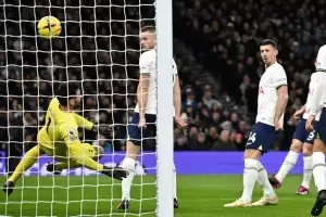 La mala suerte de Hugo Lloris: el arquero subcampen del mundo se meti un gol en contra ante Arsenal