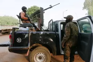 Nigeria: Un grupo armado quem vivo a un sacerdote durante un asalto