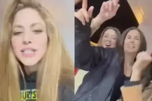 Shakira grab a unos fans que fueron a su casa para cantarle su hit contra Piqu: "Gracias por la serenata!"