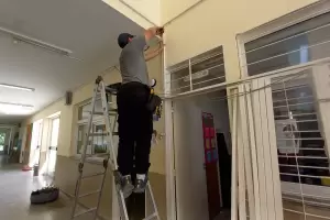 Durante el receso escolar, continan colocando pisos tecnolgicos en escuelas de la provincia