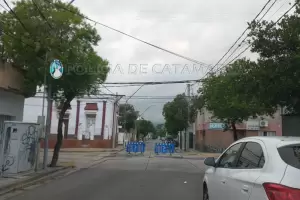 Por el temporal, corte de calles y operativo de la comuna en el centro capitalino