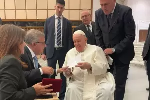 Ra�l Jalil se reuni� con el papa Francisco y lo invit� a Catamarca