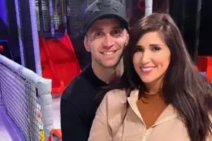 Dibu Mart�nez festej� el cumplea�os de su esposa en un lugar ins�lito y fue la estrella del pelotero