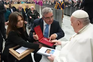 En su visita al Papa Francisco, Jalil le regal un rosario de Rodocrosita y un libro sobre la historia de la Procesin mariana