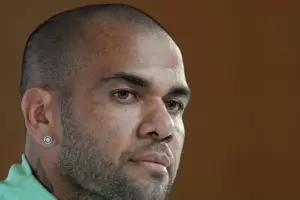 Dani Alves jug su primer partido de ftbol en prisin y tom una decisin contundente