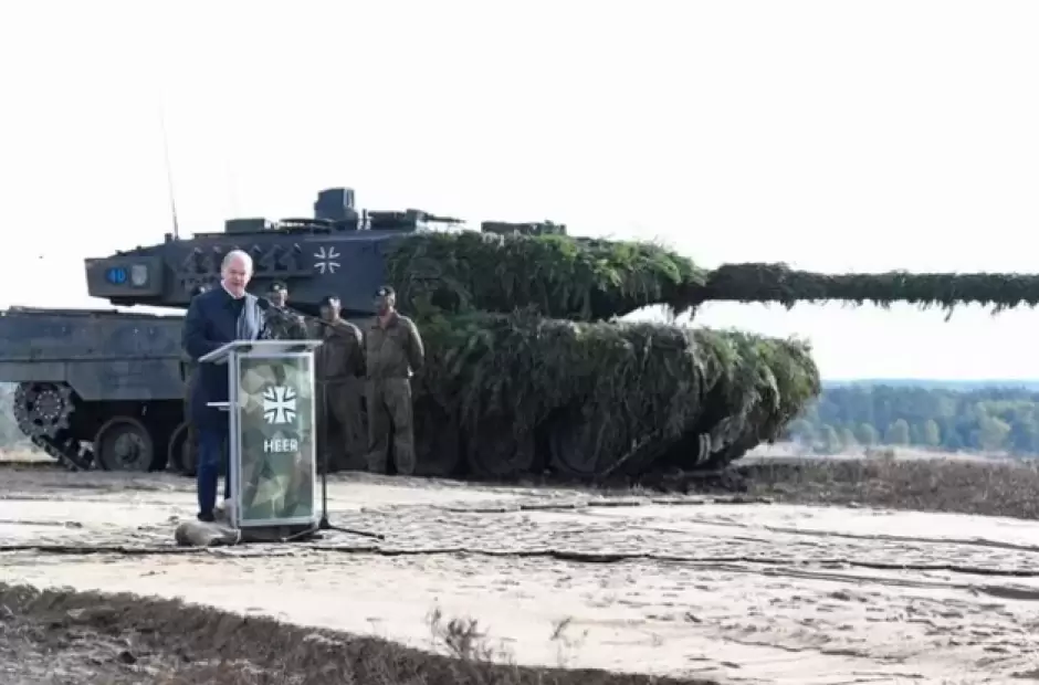 El canciller alemn, Olaf Scholz, pronuncia un discurso frente a un tanque Leopa
