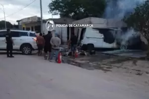 Una combi se incendi en la plaza principal de Lavalle