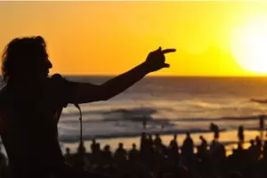 Inslito: buscaban a patotero por asesinato y lo descubrieron en un recital de msica en la playa