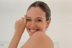 Barbie V�lez mostr� su s�per panza de embarazada en la piscina