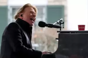 Axl Rose cant el clsico de Guns N' Roses November Rain en el homenaje a Lisa Marie Presley