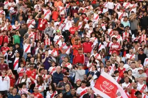 Iba camino al Monumental a presenciar el partido de River, se cay de un micro y lo atropell otro que vena detrs