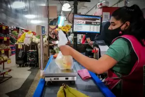 Aumento a empleados de Comercio: un trabajador catamarqueo cobrar de base $160 mil en febrero