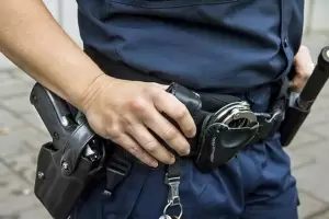 Detienen a un polic�a y le retienen el arma por violencia de g�nero