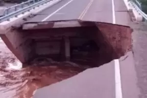 Salta: Un puente se parti en dos a causa del temporal