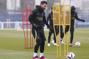 Messi lleg� al entrenamiento del PSG con un look de invierno en modo �hombre ara�a�