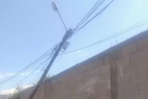 Reclamo por poste cado tras el temporal: "el tiempo pasa y es un peligro"