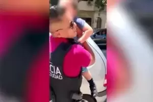 Un polica rescat a un nio de 3 aos que qued encerrado en un auto durante horas bajo el sol