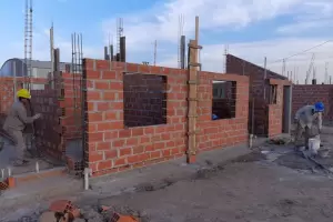 Se necesitan 157 salarios para construir una casa de 100 metros cuadrados