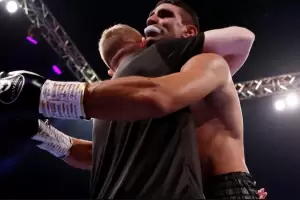 El boxeador argentino Ezequiel Maderna venci por KO a un invicto y se llev el ttulo