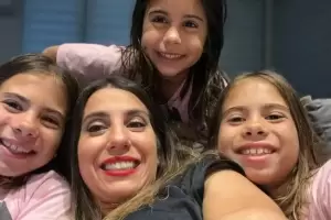 Cinthia Fernndez mostr el microemprendimiento de sus hijas: "Hay que recuperar la plata de los tiles"