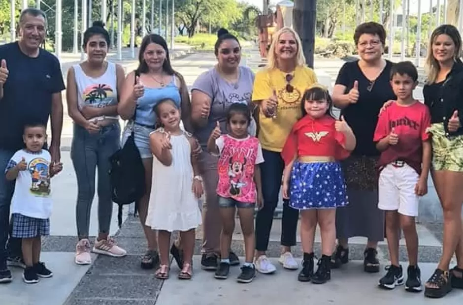 Los solcitos junto a sus padres y Stella Mandatori