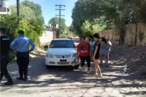 Un auto y una moto chocaron y un joven termin en el hospital