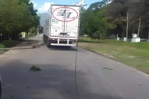 Valle Viejo: Un camin volte postes y lneas del sistema elctrico