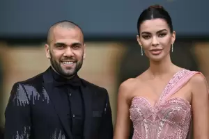 Joana Sanz, la esposa de Dani Alves, desminti estar en crisis con el futbolista y lo visit en la crcel