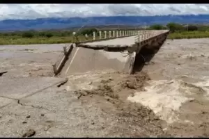 Crecida del Ro Santa Mara: viviendas inundadas y colapso del puente de Quilmes