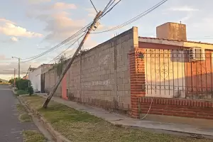 Malestar de vecinos con Ec Sapem: el poste cado por el temporal sigue sin tener solucin