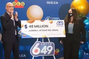 Tiene 18 a�os, jug� por primera vez a la loter�a y se volvi� millonaria: gastar� la fortuna en su "sue�o"