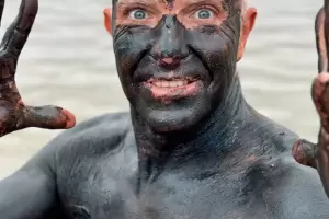 Alejandro Fantino y Coni Mosqueira se ba�aron en lodo: �Nos dijeron que hac�a bien�