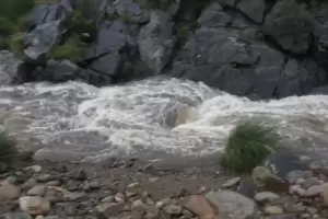 Tragedia: Un hombre se ahog al lanzarse al ro de los Siete Cajones para salvar a su hijo