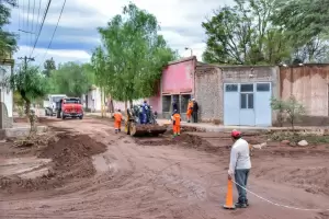 Tras la intensa lluvia, arduo operativo para reparar calles y accesos a la ciudad de Tinogasta