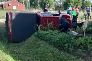 Un hombre se emborrach, le hizo a manejar la camioneta a su hijo de 11 aos y volcaron