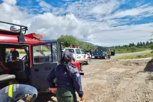 Intentaron cruzar el ro y quedaron varados: Bomberos Voluntarios salvaron a 14 personas