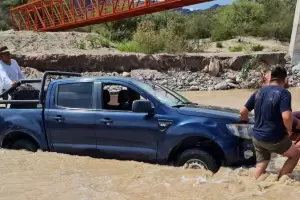 Conductor cruz el ro crecido en Hualfn y tuvo que ser rescatado